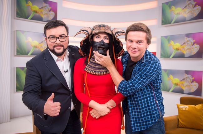 &laquo;Что мы знаем о Японии? Первые слова, которые приходят на ум: суши, &laquo;Тойота&raquo;, &laquo;Кавасаки&raquo;, ниндзя, сакура, гейша. Обычно, примерно таким набором ограничиваются познания о Японии.  Мало кто знает, но суши у нас едят чаще, чем в Японии, а многие важные вопросы в жизни для людей решает мафия, а не правительство. В Японии, стране с одним из самых высоких показателей продолжительности жизни (82 года) и уровнем дохода (порядка 3000 долларов), по-прежнему жив, хоть и видоизменен, обряд харакири - в стране десятки тысяч самоубийств каждый год.  Эта страна &ndash; одно из тех белых пятен на планете, о которых мы слишком мало знаем. А самое главное -  люди там живут и мыслят абсолютно не так, как мы. Для путешественника Япония - не просто другая страна, а другой мир или даже другая планета. Мы будем развенчивать мифы и показывать &laquo;обратную сторону&raquo; Японии, обойдем запреты и покажем вам то, о чем вы даже не догадывались&raquo;, - приоткрыл завесу тайны Дмитрий.  &laquo;Обратную сторону&raquo; Японии телезрители &laquo;1+1&raquo; смогут увидеть в новом телесезоне.  Напомним, за шесть лет существования программы ведущий Дмитрий Комаров и оператор Александр Дмитриев побывали в 11 странах мира и сняли 8 сезонов проекта &laquo;Мир наизнанку&raquo;.  Кроме малочисленной съемочной группы, особенностями программы, которые делают ее уникальной на украинском телевидении, является почти полное отсутствие сценариев или постановочных съемок, кадры малоизвестных и труднодоступных для обычного туриста уголков мира, а также настоящая жизнь местного населения экзотических стран, с которым Дмитрий Комаров знакомит зрителей в каждом выпуске. Фанклуб программы насчитывает миллионы поклонников из разных стран.